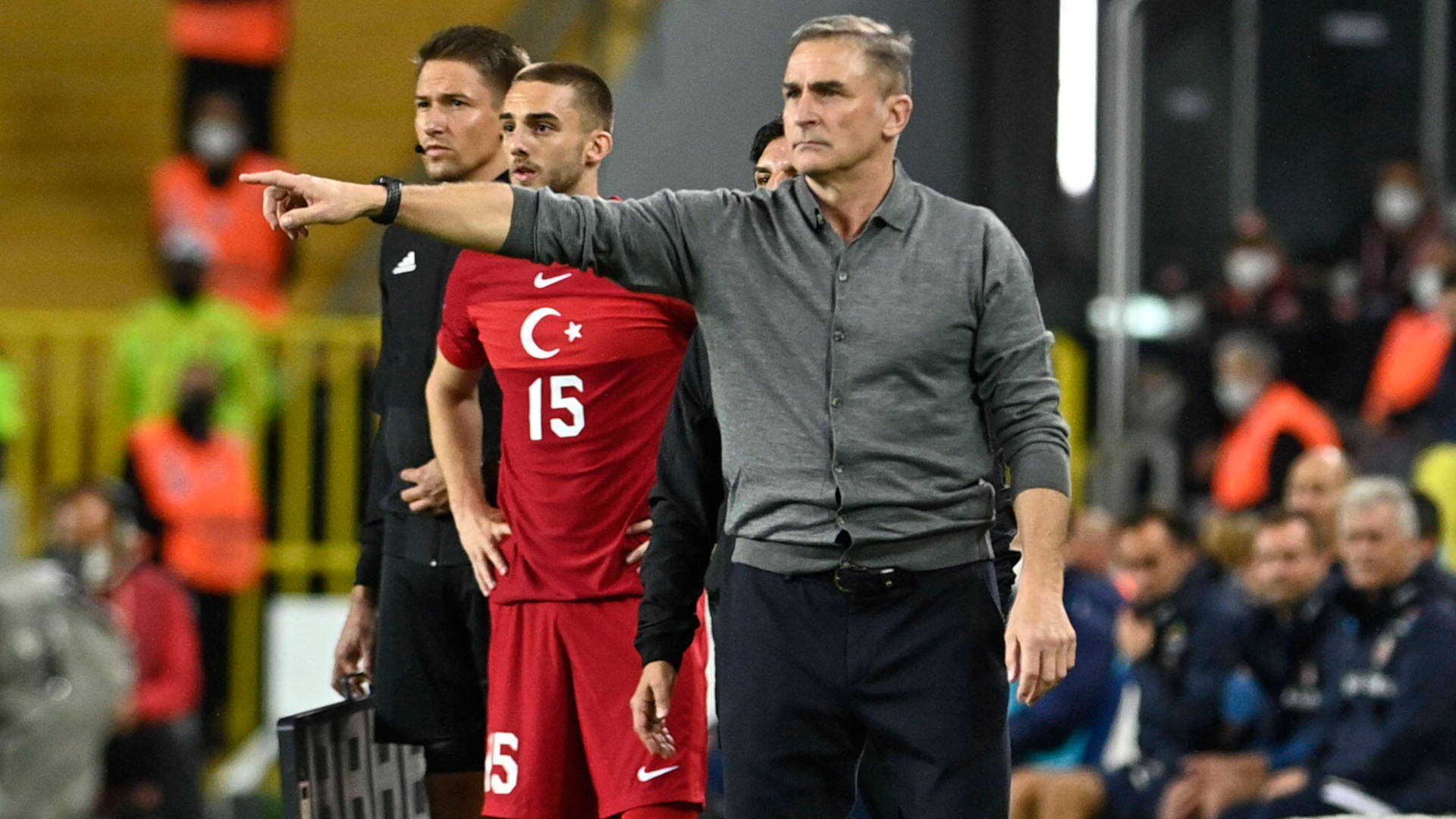 
                <strong>Türkei (Platz 2 in Gruppe G)</strong><br>
                ... ein Dreier der Türkei in Montenegro. Vor dem abschließenden Spieltag hat sich das Team von Trainer Stefan Kuntz durch ein 6:0 über Gibraltar auf den Playoff-Platz geschossen. Da Norwegen zugleich nicht über ein 0:0 gegen Lettland hinauskam, beträgt der Vorsprung auf den Dritten ein Tor.  Bei einem Sieg ist wie erwähnt sogar die direkte Qualifikation möglich. Vor allem geht es für die Türkei aber wohl darum, mindestens das eine Tor Vorsprung gegenüber den Skandinaviern zu verteidigen. Vor dem letzten Spieltag ist zwischen Platz eins und drei noch alles möglich in Gruppe G.
              