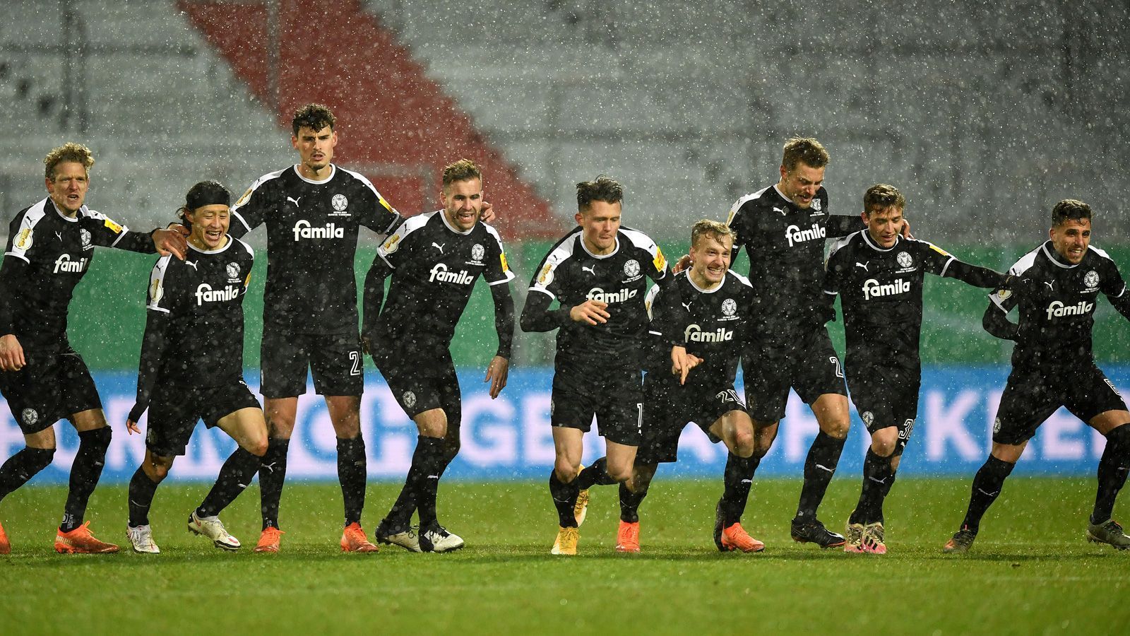 
                <strong>Holstein Kiel in der Einzelkritik gegen den FC Bayern </strong><br>
                Der DFB-Pokal hat seine eigenen Gesetze! Der Spruch mag abgedroschen klingen, aber er ist wahr. Am Mittwochabend bezwingt Zweitligist Holstein Kiel den Triple-Sieger FC Bayern München im Elfmeterschießen und zieht in die nächste Runde ein. Für die Mannschaft von Trainer Hansi Flick ist der erste Titel schon weg. Wir haben die Kieler Pokalhelden in der Einzelkritik benotet.
              