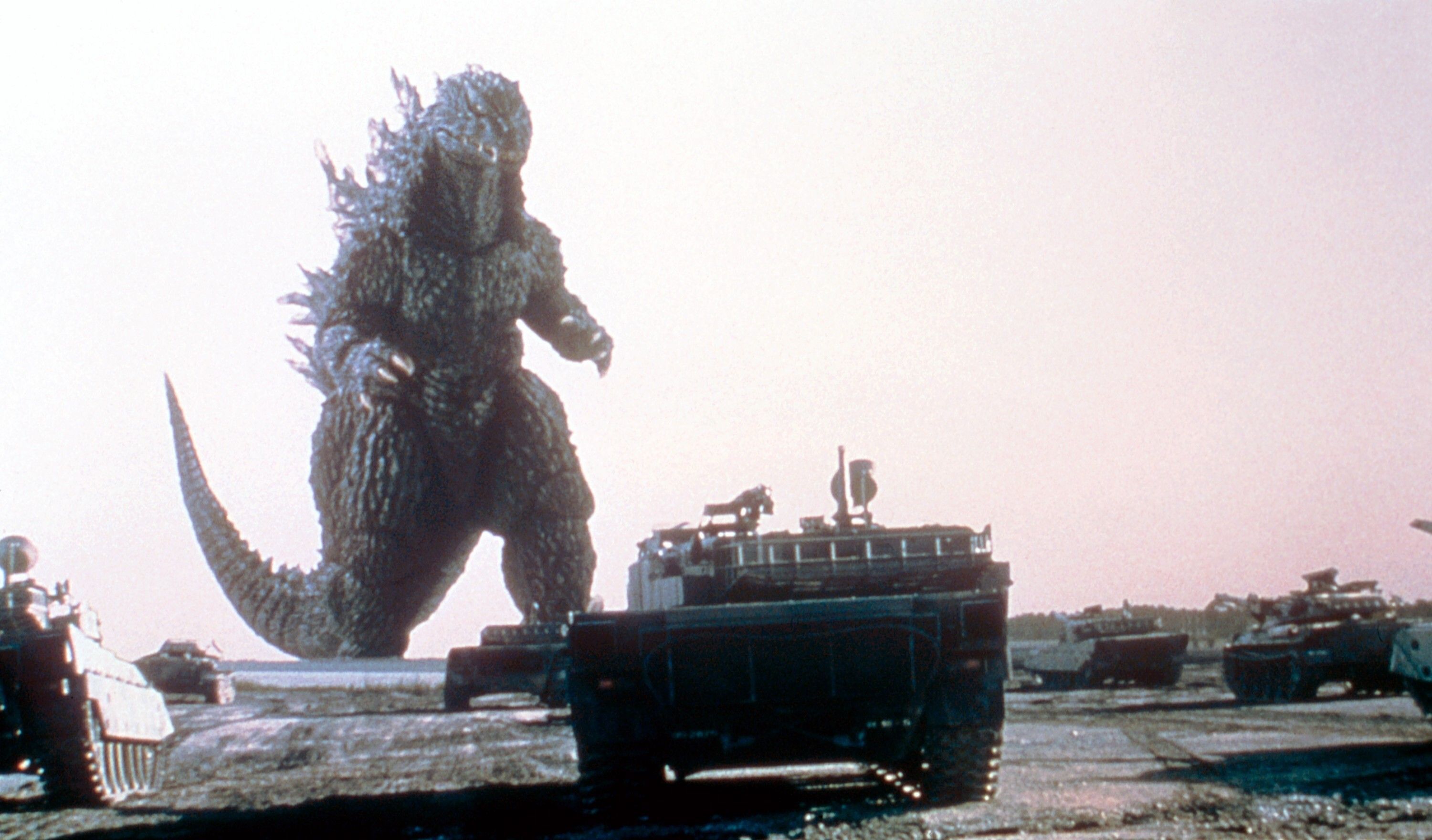 Zur Jahrtausendwende spielt Computeranimation in der Filmwelt eine immer größer werdende Rolle. In "Godzilla 2000: Millennium" wirkt Godzilla animalischer und läuft in gebückter Haltung.
