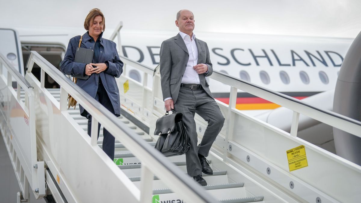 20. November 2024, Brandenburg, Schönefeld: Bundeskanzler Olaf Scholz (SPD) und seine Ehefrau Britta Ernst 