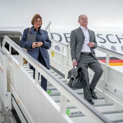 20. November 2024, Brandenburg, Schönefeld: Bundeskanzler Olaf Scholz (SPD) und seine Ehefrau Britta Ernst 