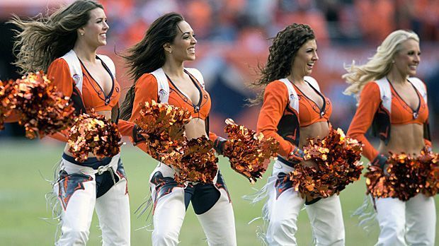 
                <strong>Twitter-Kanal der Denver Broncos Cheerleader</strong><br>
                Die Denver Broncos Cheerleader informieren auf @BroncosCheer über alles rund um die Mädels. 15.900 folgen der Tanzgruppe (Stand: 2.2.2016). Und auch auf Facebook sind die Cheerleader aktiv: DenverBroncosCheerleaders hat schon über 247.000 Likes angesammelt.
              