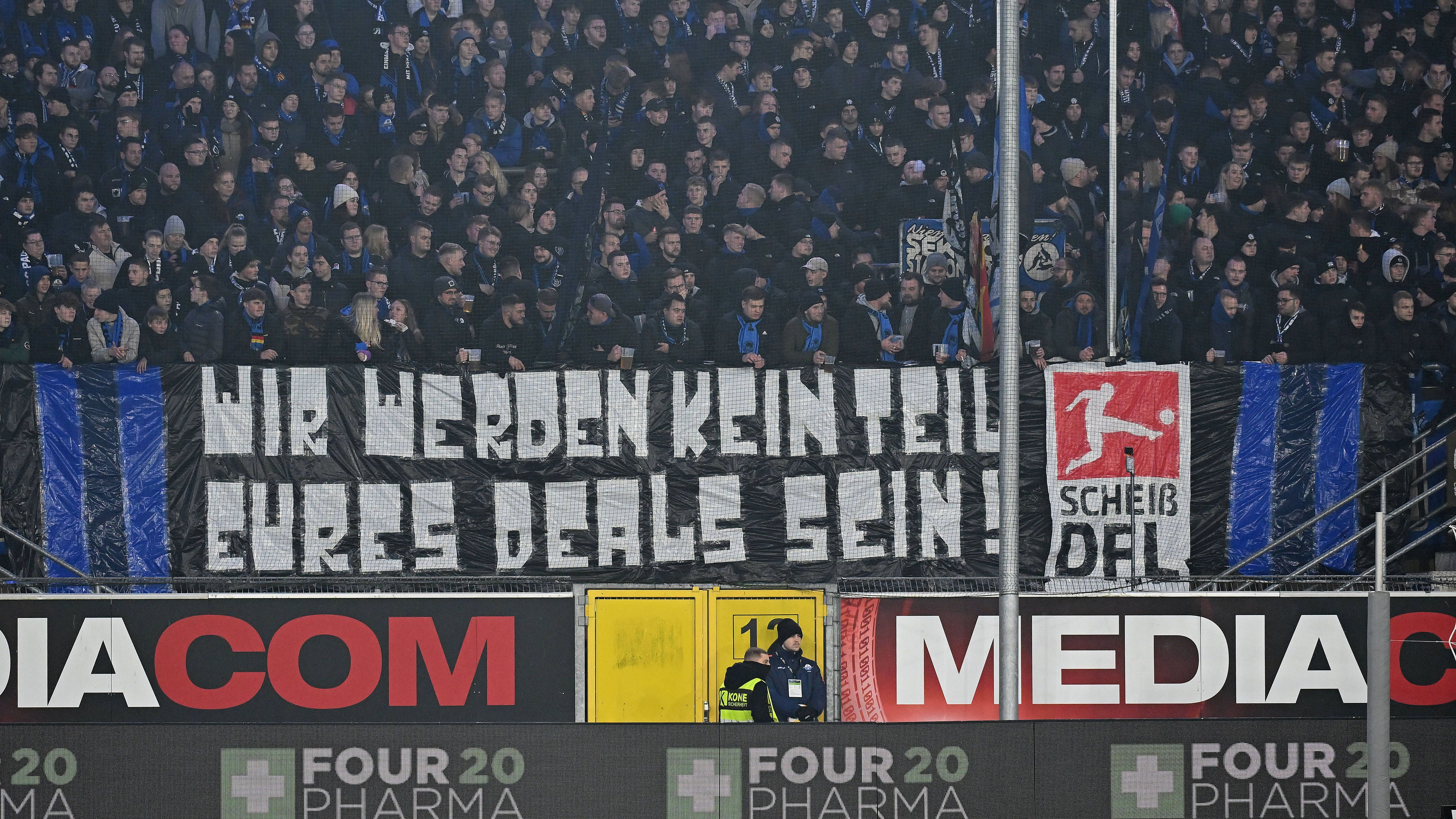<strong>"Wir werden kein Teil eures Deals sein"</strong><br>Die Fans hatten ihren Protest gegen den Investoren-Deal der DFL angekündigt und setzen ihn schon am Freitag mit unterschiedlichen Aktionen um. Anhänger des SC Paderborn zeigten bei der Zweitliga-Partie gegen Hansa Rostock ein Banner mit der Aufschrift: "Wir werden kein Teil eures Deals sein. Scheiß DFL".&nbsp;
