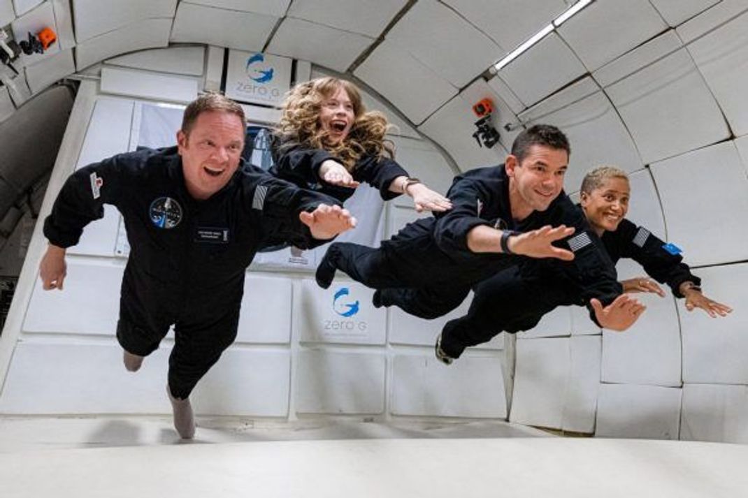 Die 4 Weltraumtourist:innen für die Inspiration4-Mission beim Training für die Schwerelosigkeit bei einem Parabelflug (von links nach rechts).