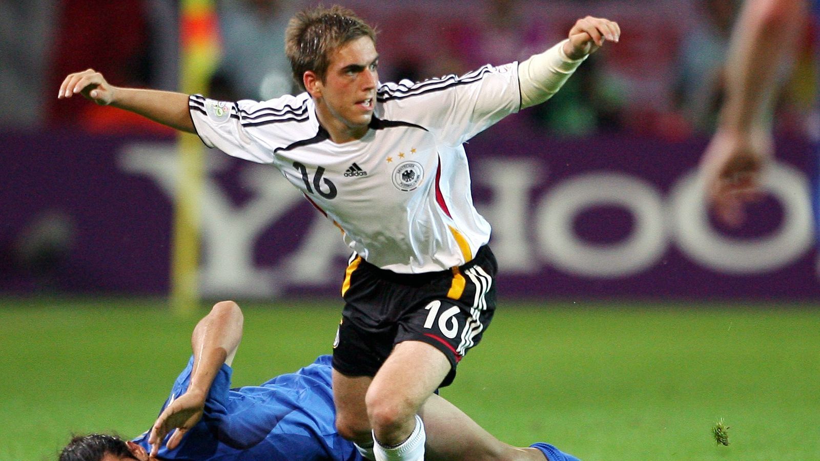 
                <strong>Philipp Lahm</strong><br>
                Als Linksverteidiger war Philipp Lahm bei der WM 2006 quasi für die Initialzündung des Sommermärchens zuständig. Beim deutschen Auftaktspiel gegen Costa Rica (4:2) erzielte Lahm die frühe Führung in der Allianz Arena, die zum damaligen Zeitpunkt auch die Heimstätte auf Klubebene für den Bayern-Profi war. Sowohl bei den Münchnern, als auch im DFB-Team prägte Lahm über Jahrzehnte eine Erfolgs-Ära, gewann 2014 mit der Nationalmannschaft den WM-Titel und mit den Bayern unter anderem ein Mal die Champions League, acht Mal die Meisterschaft und sechs Mal den DFB-Pokal. Heute ist der 37-jährige Lahm, der 113 Länderspiel-Einsätze bestritt, Turnierdirektor für die EM 2024 in Deutschland. 
              