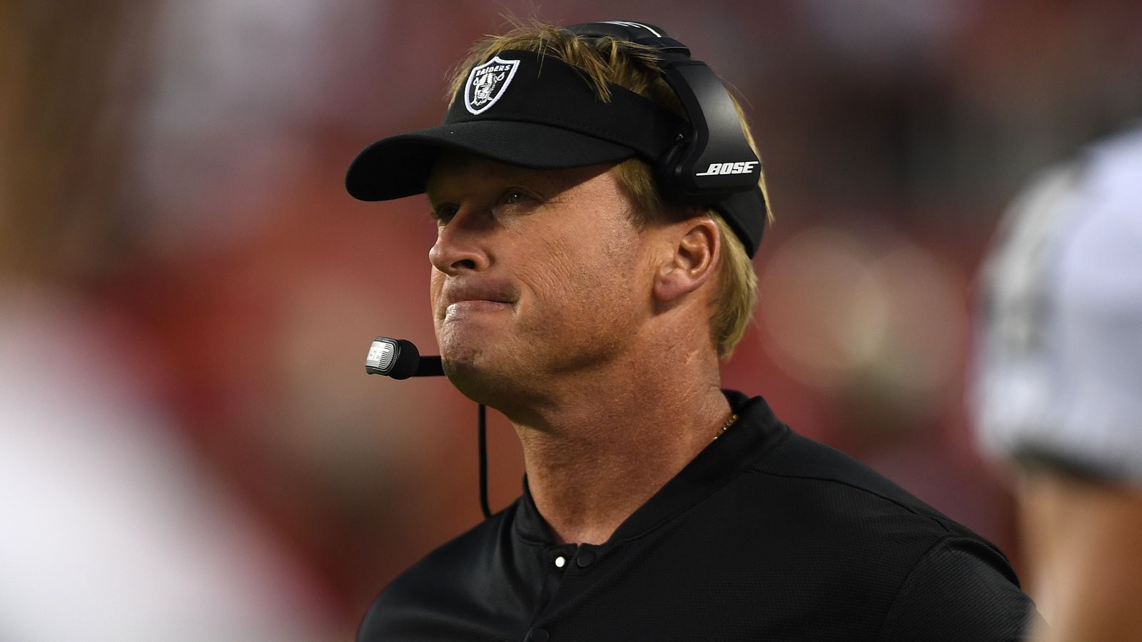 
                <strong>VERLIERER: Jon Gruden</strong><br>
                Jon Gruden kam als neuer Head Coach mit einem 100-Millionen-Dollar-Vertrag zu den Oakland Raiders und räumte die Franchise direkt auf. So nahm er seine Defense auseinander, indem er Star-Verteidiger Khalil Mack zu den Bears tradete und gab danach auch noch Wide Receiver Amari Cooper ab, der nach dem Trade zu den Cowboys zeigte, warum er einen Erstrundenpick wert war. Gruden und die Raiders beendeten die Saison mit einer enttäuschenden 4-12-Bilanz und werden sich in den kommenden Gruden-Jahren mächtig umgestalten müssen. 
              