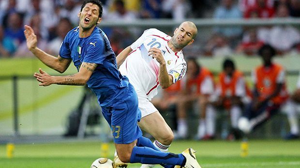 
                <strong>Zinedine Zidane und Marco Materazzi</strong><br>
                Zinedine Zidane und Marco Materazzi: Es ist die Szene des WM-Finales 2006. Was wirklich auf dem Platz vorgefallen ist, wissen wahrscheinlich nur diese beiden Spieler. Italiens Materazzi zieht Zidane am Trikot, es kommt zu Beschimpfungen. Zidane gibt Materazzi eine Kopfnuss und fliegt mit Rot vom Platz.
              