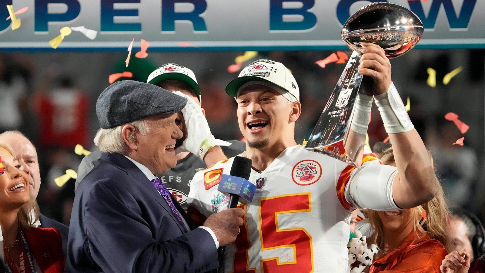 
                <strong>Patrick Mahomes (Pick 10 im Draft 2017, Kansas City Chiefs)</strong><br>
                Der vielleicht größte Draft-Steal der NFL-Geschichte. In fünf Jahren als Starter gewann Patrick Mahomes zwei MVP-Titel, zwei Super Bowls und zwei Super-Bowl-MVP-Titel. Ihm gehören Gegenwart und Zukunft der NFL.&#x2022; Aktuelle Situation: Bester Quarterback der Liga für die Kansas City Chiefs<br>&#x2022; 80 Spiele von Beginn an (64-16)<br>&#x2022; 24.241 Passing Yards und 1.547 Rushing Yards<br>&#x2022; 192 Passing TDs und zwölf Rushing TDs bei 49 INTs<br>&#x2022; 66,3 Prozent Passgenauigkeit und 5,2 Yards pro Lauf<br>
              