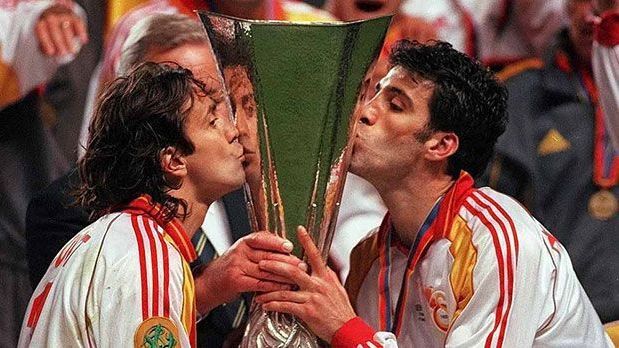 <strong>Die Europacup-Sieger seit 1990: Galatasaray Istanbul (1999/2000)</strong><br>
                Im Jahr 2000 küssten die Galatasaray-Profis Bülent Korkmaz (l.) und Hakan Sükür (r.) den Pott. Die Türken schlugen den FC Arsenal mit 4:1 im Elfmeterschießen, nachdem die reguläre Spielzeit torlos endete. Für den Klub aus Istanbul war es der erste und einzige UEFA-Cup-Titel.
