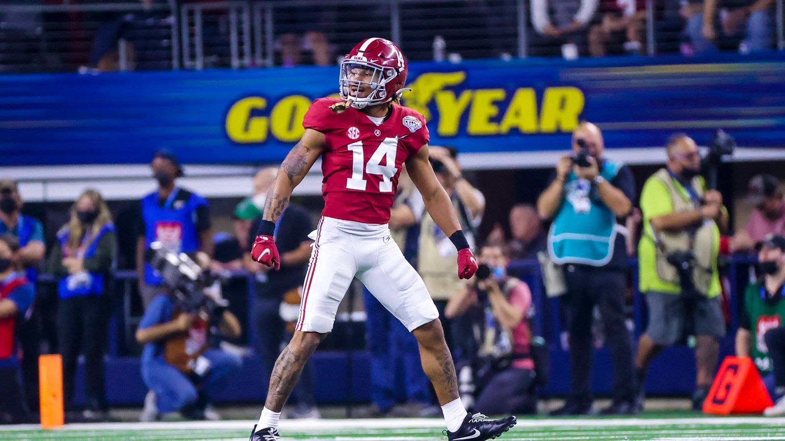 
                <strong>3. Platz: Brian Branch, Alabama Crimson Tide</strong><br>
                Ist er ein Safety, ist er ein Slot-Cornerback oder ist er ein Outside-Cornerback? Oder ist er alles in Einem? Bei Alabama bekleidete er zumindest alle drei Positionen in der vergangenen Saison, in der NFL dürfte er am ehesten als Slot-Cornerback-/Safety-Hybrid eingesetzt werden. Brian Branch zählt zu den besten Tacklern im Draft, verpasste über die letzten zwei Spielzeiten lediglich drei Tackles. Er zeigt ein sehr gutes Verständnis für Routen-Konzepte und hat den nötigen Antritt, um Pässe im Raum zu vereiteln. Wirklich gravierende Schwachstellen sind kaum auszumachen, Branch ist etwas kleiner und leichter, als der durchschnittliche Safety und hat kein atemberaubendes Höchsttempo. 
              