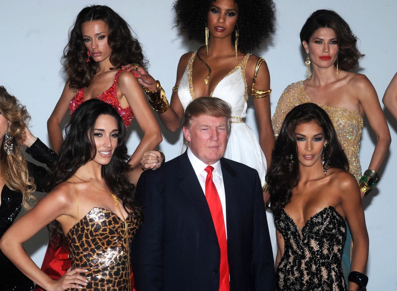 Neben Geld interessiert er sich auch für schöne Frauen: Einige Jahre veranstaltet Trump die Miss-Universe-Schönheitswettbewerbe.