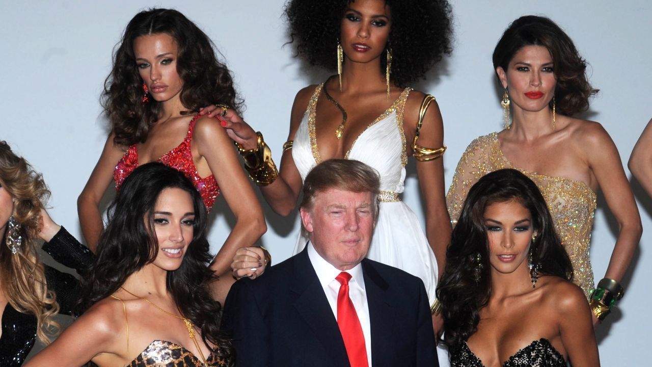 Neben Geld interessiert er sich auch für schöne Frauen: Einige Jahre veranstaltet Trump die Miss-Universe-Schönheitswettbewerbe.