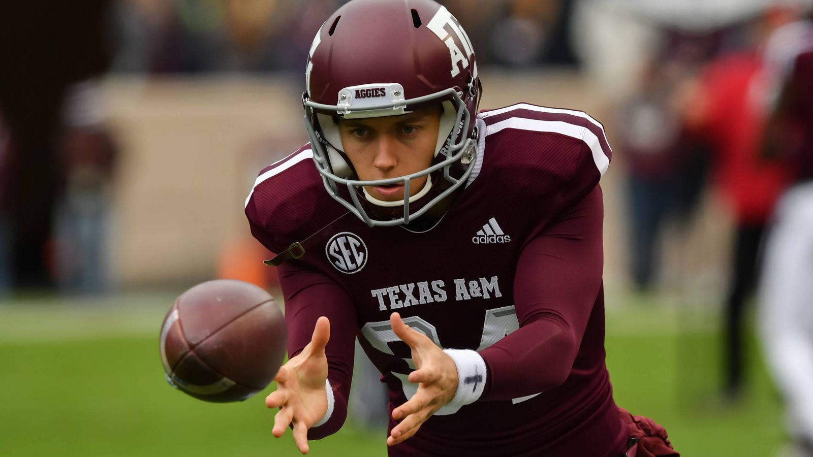 
                <strong>Braden Mann (Punter, Texas A&M)</strong><br>
                Braden Mann hat gute Chancen, als erster Punter im Draft 2020 ausgewählt zu werden. Besonders im Jahre 2018 überzeugte er mit einem Durchschnitt von starken 51 Yards pro Punt. In seiner letzten Spielzeit sank der Schnitt auf 47,1 Yards - trotzdem noch ein guter Wert. Ein nicht namentlich genannter Scout aus der AFC sagte über Mann: "Er ist eine großartige Waffe. 2018 war er ein Tier, 2019 zumindest noch gut genug. Er wird spätestens in der 5. Runde gepickt."
              