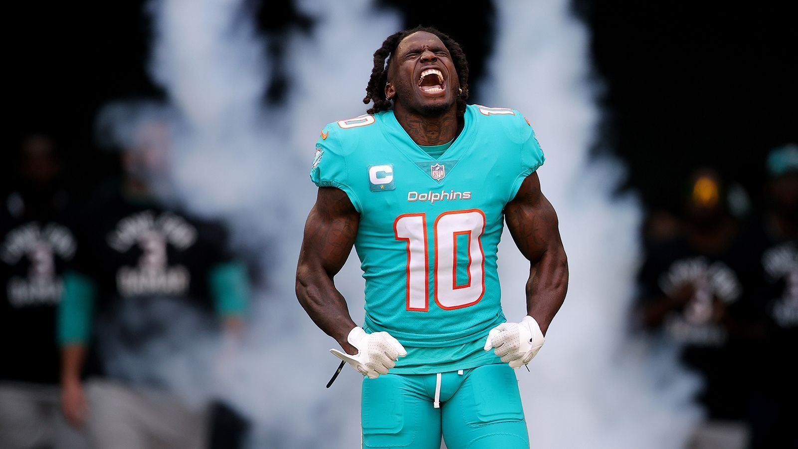 <strong>Miami Dolphins</strong><br>
                1966 gründeten der Politiker und Anwalt Joe Robbie und der Schauspieler Danny Thomas die Miami Dolphins, die fortan am Spielbetrieb der AFL teilnahmen. Wenig später kaufte Robbie die Anteile von Thomas ab und wurde zum alleinigen Besitzer.&nbsp;
