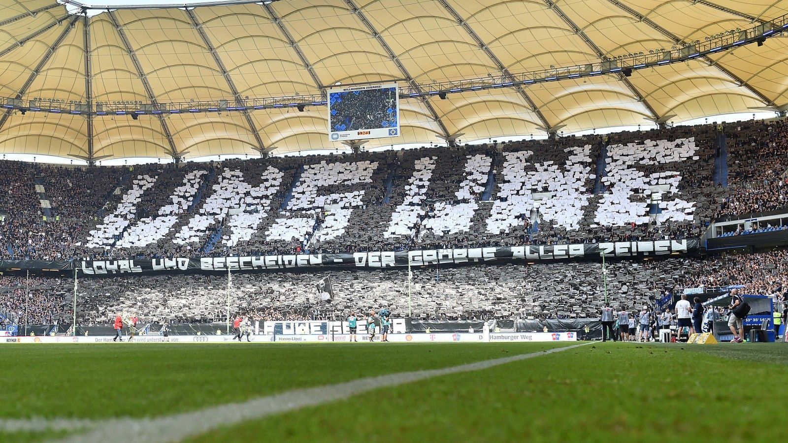 
                <strong>Emotionale Bilder: HSV verabschiedet sich von Seeler</strong><br>
                Vor dem Zweitligaspiel gegen Hansa Rostock verabschieden sich der Hamburger SV und seine Fans vom verstorbenen Uwe Seeler. Im Volksparkstadion kommt es zu rührenden Szenen. ran zeigt die Bilder.
              