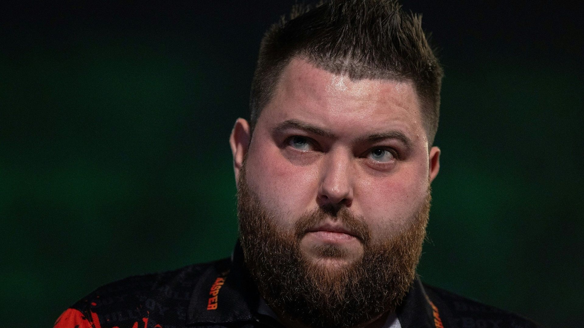 <strong>Michael Smith (#2)</strong><br>Tatsächlich ist auch der Zweitplatzierte der PDC Order of Merit schon draußen. Michael Smith, der Weltmeister aus dem Jahr 2023, unterlag in der zweiten Runde Kevin Doets knapp mit 2:3. Für den Bullyboy war das frühe WM-Aus der Tiefpunkt einer insgesamt wechselhaften Zeit nach seinem etwas überraschenden Triumph von vor zwei Jahren.