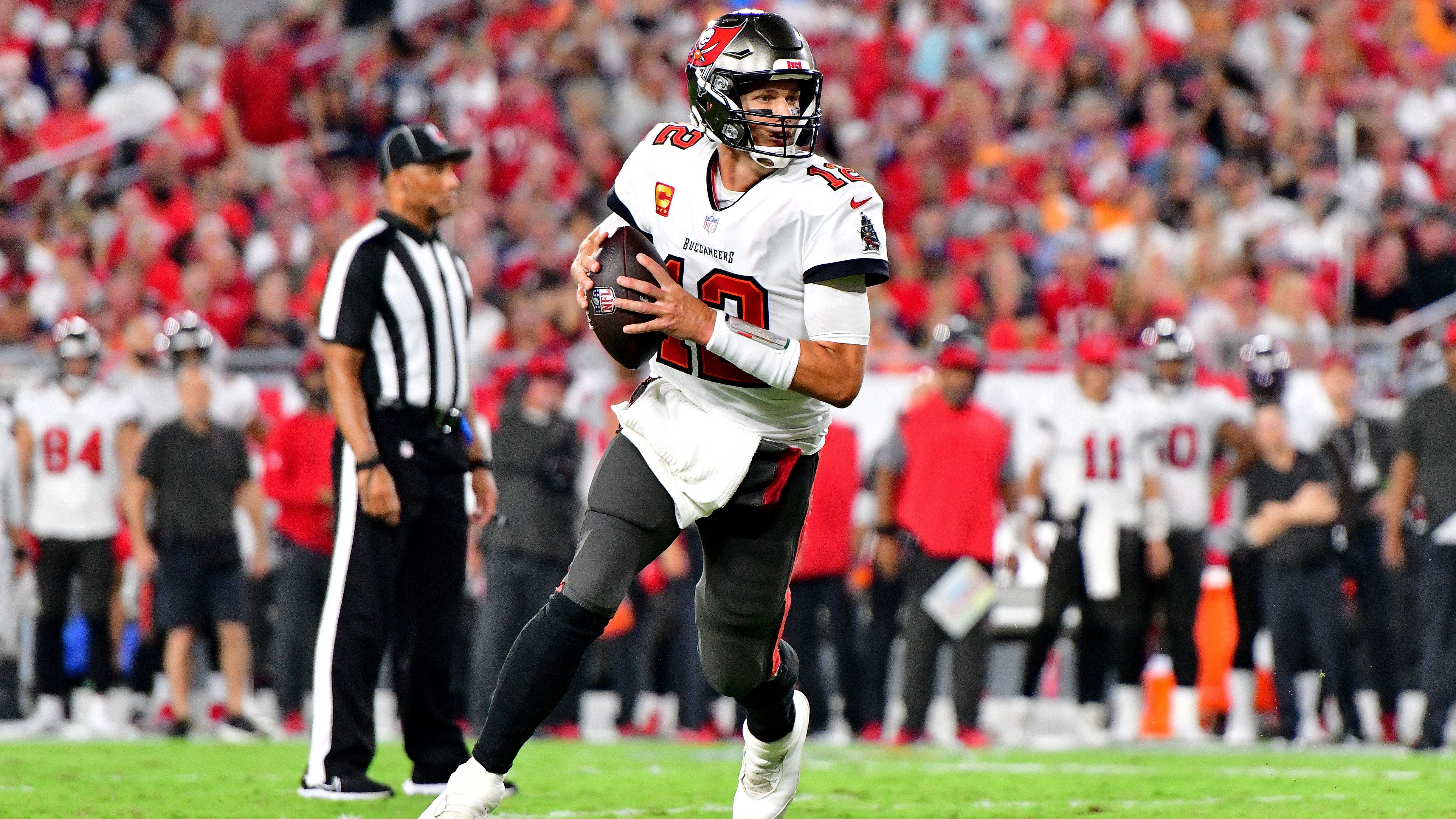
                <strong>Tampa Bay Buccaneers</strong><br>
                Captains: Quarterback Tom Brady, Wide Receiver Mike Evans, Linebacker Lavonte David, Linebacker Devin White, Linebacker Kevin Minter, Punter Bradley Pinion
              