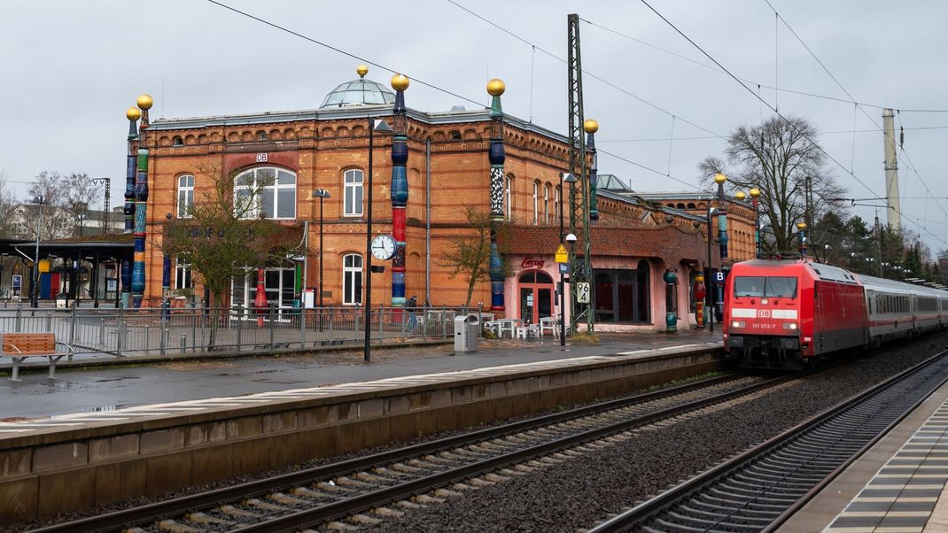 Wegen einer defekten Oberleitung kommt es zu massiven Störungen im Norden. (Symbolbild)