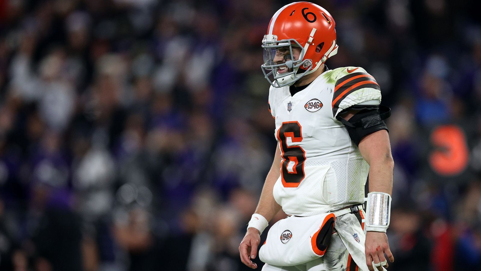 
                <strong>Baker Mayfield (Cleveland Browns)</strong><br>
                Bei Baker Mayfield scheiden sich die Geister. Während die Einen sofort mit ihm zu entsprechenden Konditionen verlängern würden, sagen die Anderen, dass er kein Franchise Quarterback ist. Die Cleveland Browns haben die Fifth' Year Option des ehemaligen Oklahoma-Sooners-Anführers gezogen, daher steht er 2022 auf jeden Fall noch unter Vertrag. Doch was passiert dann? Sollte Russell Wilson für die Browns verfügbar und bezahlbar sein, wäre es wohl fahrlässig, Mayfield nicht die Tür zu zeigen.
              