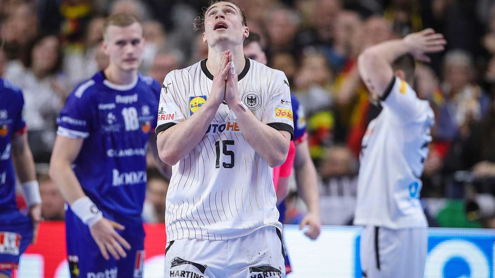 <strong>Deutschland offenbart einige Schwächen<br></strong>Gegen Island lahmte vor allem das Offensivspiel. Zu statisch, zu ausrechenbar, zu wenig über die Außen. <a href="https://www.ran.de/sports/handball/em/news/handball-em-juri-knorr-zwischen-genie-und-wahnsinn-warten-auf-den-heilsbringer-347001">Besonders Juri Knorr erwischte gegen die Isländer keinen guten Tag</a>, wurde immer wieder früh attackiert und kam trotz sechs Toren nicht zur Entfaltung. Ein Problem, das sich auch im Spiel danach gegen Österreich fortsetzte.