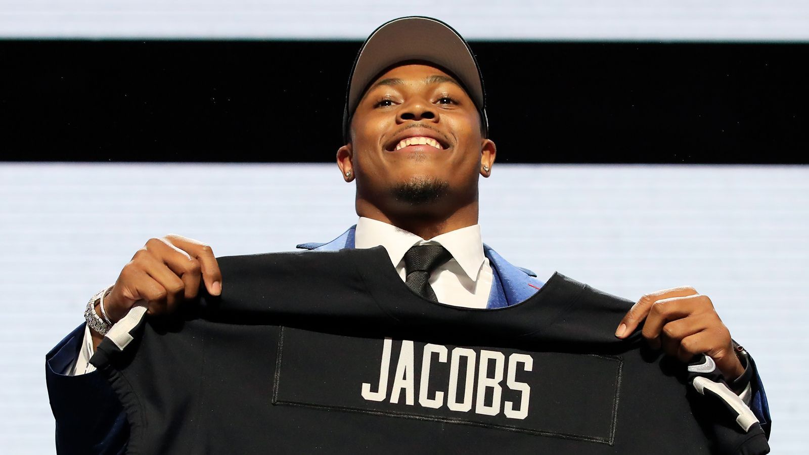 
                <strong>24. Pick - Oakland Raiders: RB Josh Jacobs (Alabama) - Trade mit Chicago Bears</strong><br>
                Vertrag unterschriebenSigning Bonus: 6.698.836 DollarGesamtgehalt: 11.933.398 Dollar
              