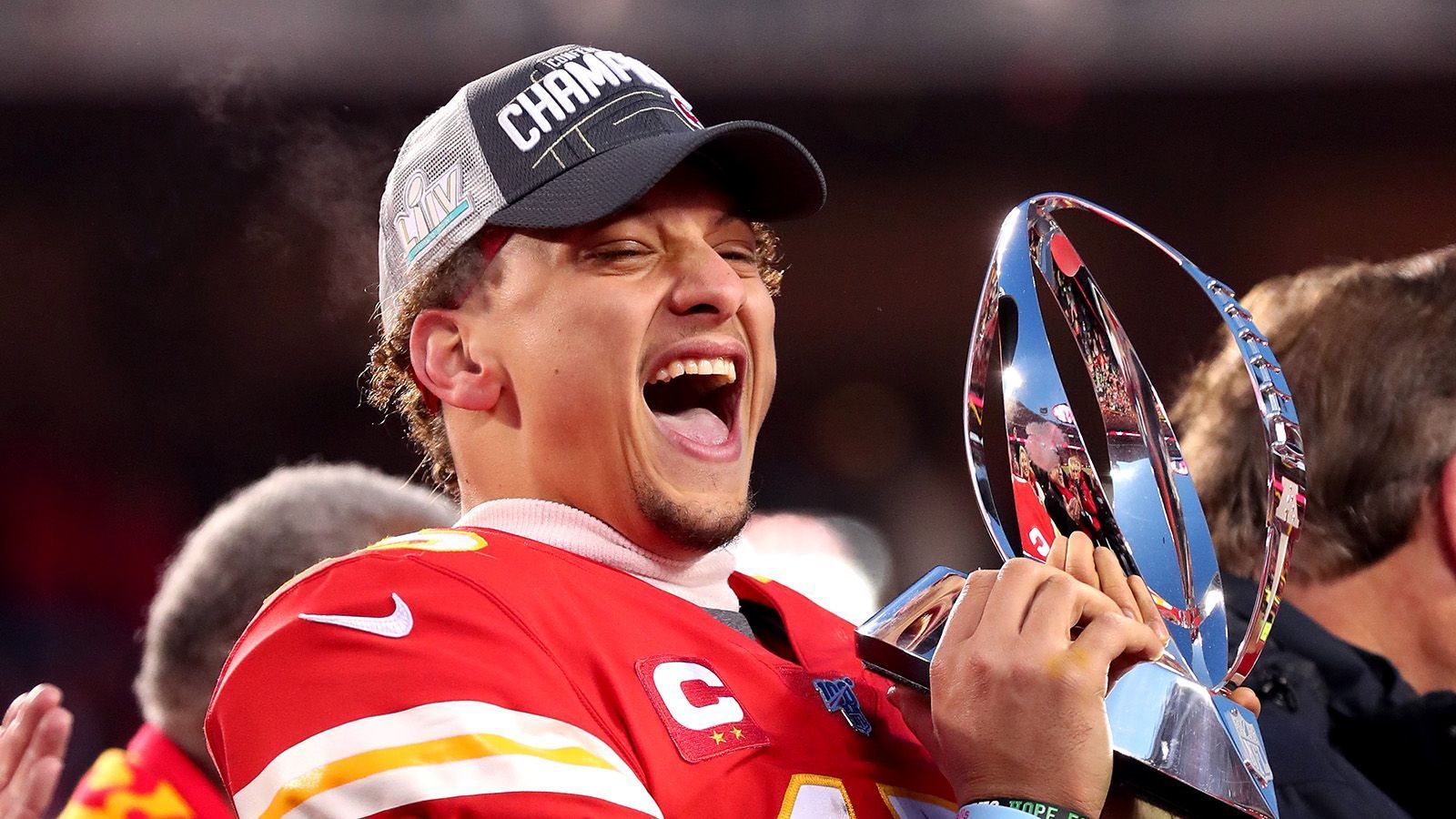 
                <strong>Wettquoten: NFL MVP 2020</strong><br>
                Nachdem Patrick Mahomes die Kansas City Chiefs im Februar zum ersten Super-Bowl-Triumph seit 50 Jahren geführt hat, ist der Quarterback bei den Buchmachern heißester Kandidat der MVP der kommenden Saison zu werden. ran zeigt das Ranking des Wettanbieters William Hill Sports Book und zeigt zudem, welchen kommenden Rookies im Draft 2020 die besten Chancen eingeräumt werden.
              