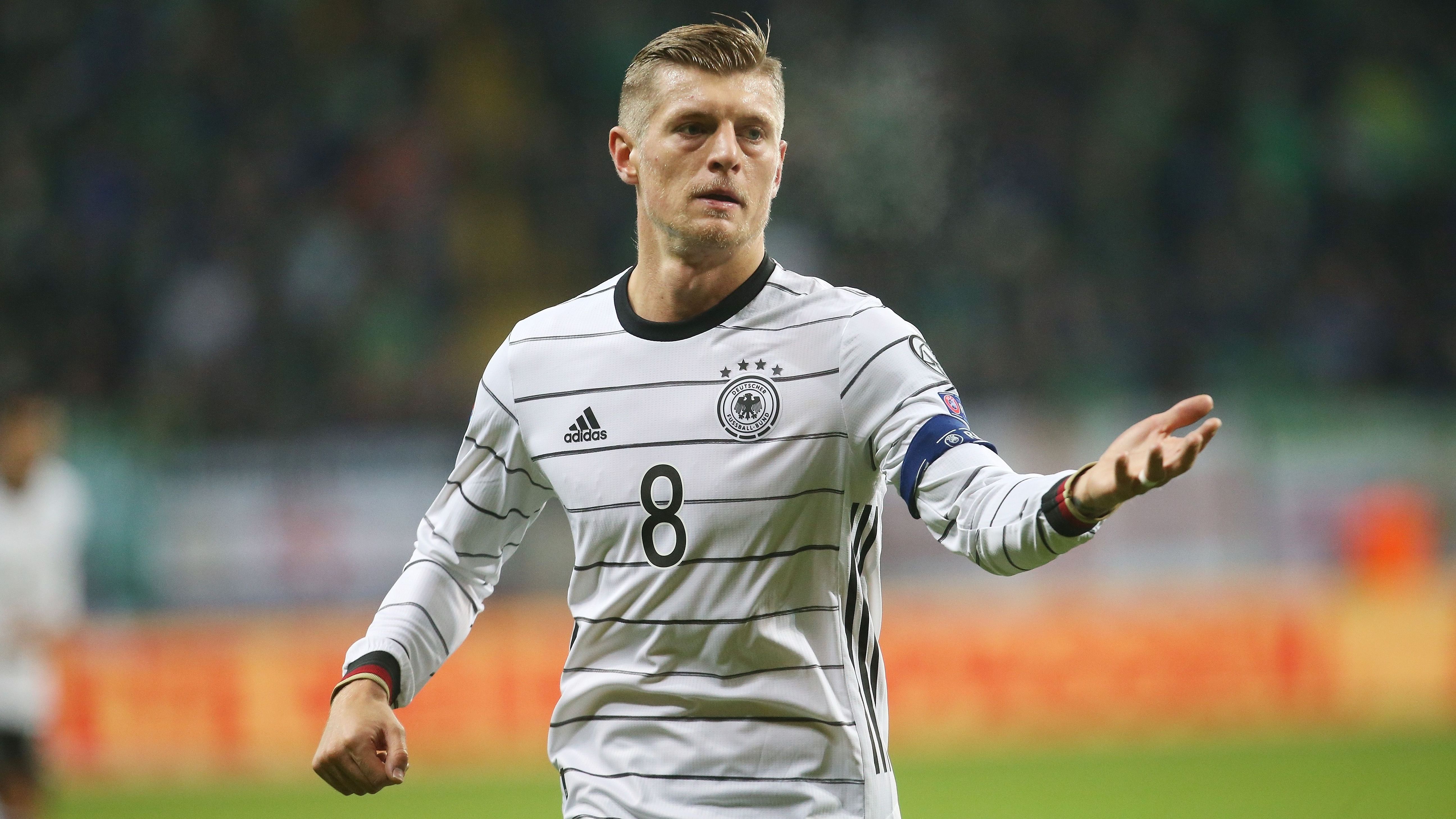 <strong>Wie Kroos: Diese Spieler kehrten zum DFB zurück</strong><br>Toni Kroos ist zurück in der Nationalmannschaft! Wie <a target="_blank" href="https://www.ran.de/sports/fussball/europameisterschaft/news/toni-kroos-dfb-rueckkehr-comeback-heim-em-euro2024-em2024-352700">der Mittelfeld-Star in den sozialen Medien bekanntgab</a>, will er dem DFB-Team dabei helfen, bei der Heim-Europameisterschaft in diesem Sommer etwas Großes zu erreichen. Der 34-Jährige verabschiedete sich 2021 von der Nationalelf - 968 Tage nach dem bislang letzten Länderspiel ist er zurück.
