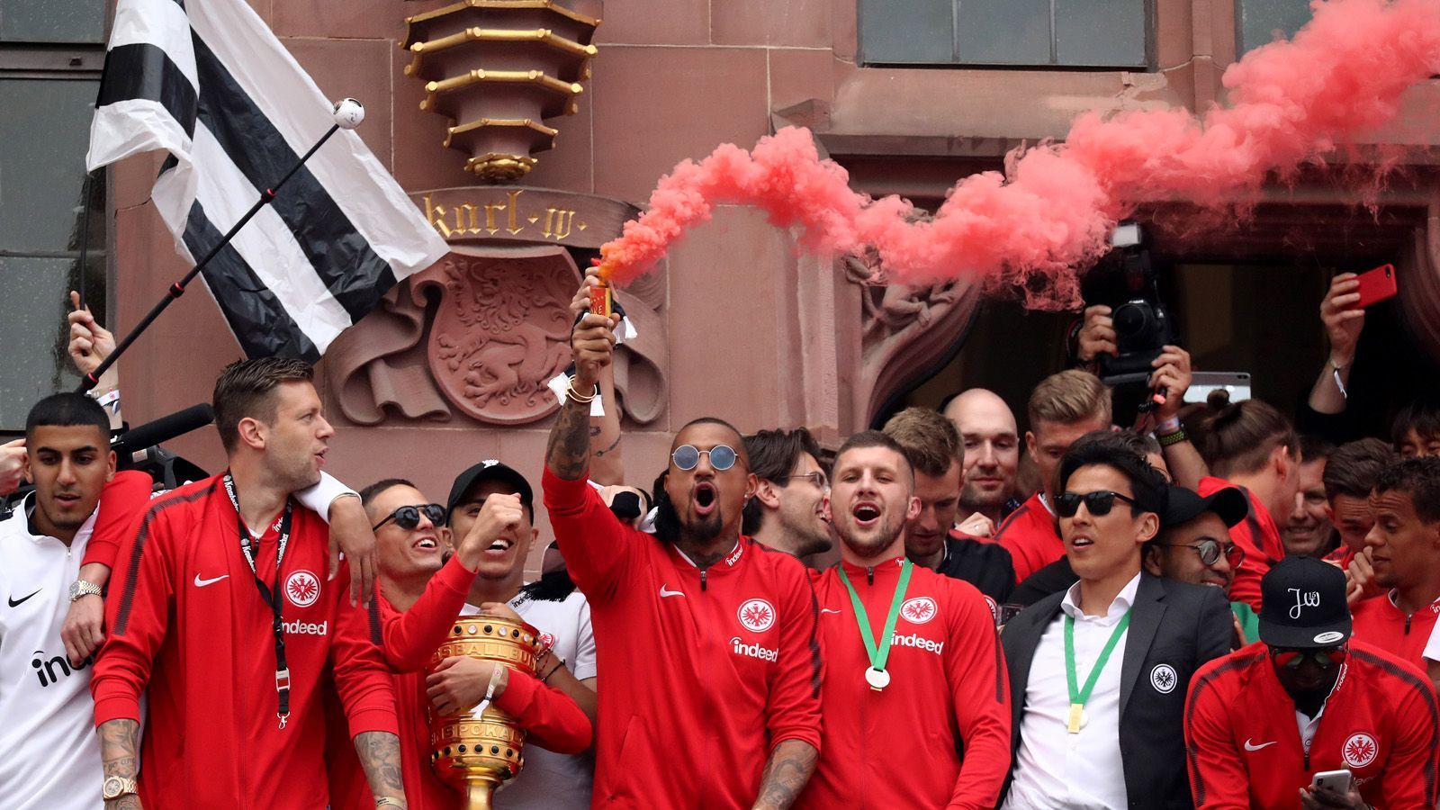 
                <strong>Eintracht Frankfurt (1. Bundesliga)</strong><br>
                Bruda, schlag den Ball lang! Bei Eintracht Frankfurt, wohin er im August 2017 wechselte, schien sich Boateng wohlgefühlt zu haben. Die Fans haben ihn geliebt, im Team mit Spielern aus verschiedensten Nationen wurde er schnell zur Respektperson. Der Triumph über den großen FC Bayern im DFB-Pokal-Finale und seine legendäre Ansprache bei der Pokalfeier am Römer machten ihn in der Mainmetropole unsterblich.
              