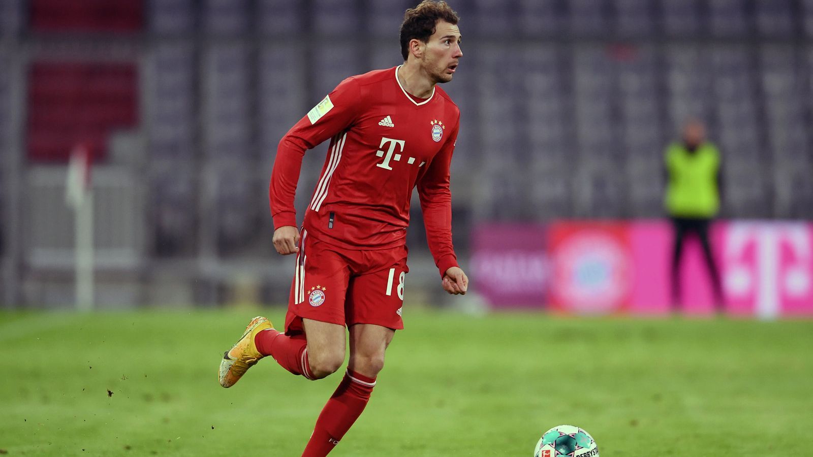 
                <strong>Leon Goretzka</strong><br>
                Kann das Spiel im Mittelfeld nicht an sich reißen. Liefert eine weitestgehend unauffällige erste Hälfte ab, wird aber stabiler nach dem ersten Bayern-Treffer. Insgesamt steht er aber klar im Schatten von Musiala. ran-Note: 4
              