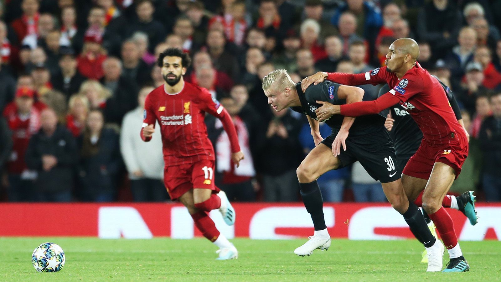 
                <strong>Gruppe E</strong><br>
                Drei Mannschaften streiten in Gruppe E um die ersten beiden Plätze. Der FC Liverpool (10 Punkte), SSC Neapel (9) und RB Salzburg (7) wollen am letzten Spieltag ins Achtelfinale einziehen. Die Mannschaft aus der Mozartstadt ist mit einem Heimsieg gegen Liverpool Gruppensieger, wenn Napoli gegen Genk verliert oder unentschieden spielt. Salzburg ist ebenso weiter, wenn sie Jürgen Klopps Team mit zwei oder mehr Toren Unterschied gewinnen - unabhängig vom Ausgang des Parallelspiels. Außerdem sind die Österreicher erstmals im Achtelfinale, wenn sie mit einem Tor Unterschied gewinnen und Liverpool dabei nicht mehr als drei Auswärtstore erzielt - auch das unabhängig vom Ausgang des Parallelspiels. Der FC Liverpool ist bei einem Sieg oder Unentschieden sicher weiter. Napoli, das zu Hause den Tabellenletzten aus Genk empfängt, benötigt einen Sieg oder Unentschieden. Falls alle drei Klubs jeweils zehn Punkte haben, zählen zuerst die eroberten Zähler aus allen Duellen zwischen den drei Vereinen. Dabei hätte Neapel die Nase vorne. Da RB und die "Reds" bei einem Sieg von Salzburg nach Punkten auch hier gleichauf liegen würden, würde die Tordifferenz innerhalb der drei Mannschaften entscheiden. Hier würde Liverpool gegenüber Salzburg den Kürzeren ziehen.
              