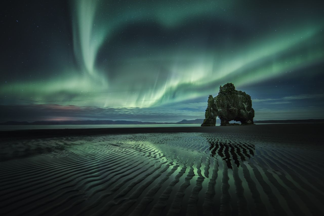 Die Polarlichter können verschiedene Farben annehmen. Meist sind sie grün. Ist Weiß zu sehen, handelt es sich tatsächlich ebenfalls um grüne Lichter.