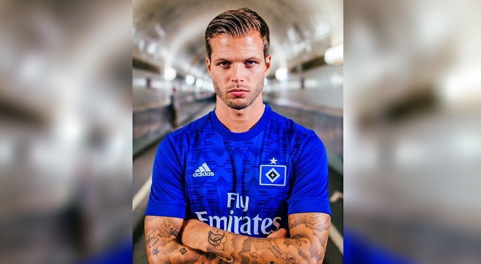 
                <strong>Hamburger SV</strong><br>
                Der Hamburger SV hat sein neues Auswärtstrikot vorgestellt. In der Saison 2017/18 werden die Rothosen in fremden Stadien komplett in Blau auflaufen. Verteidiger Dennis Diekmeier präsentiert das neue Dress voller Hingabe.
              