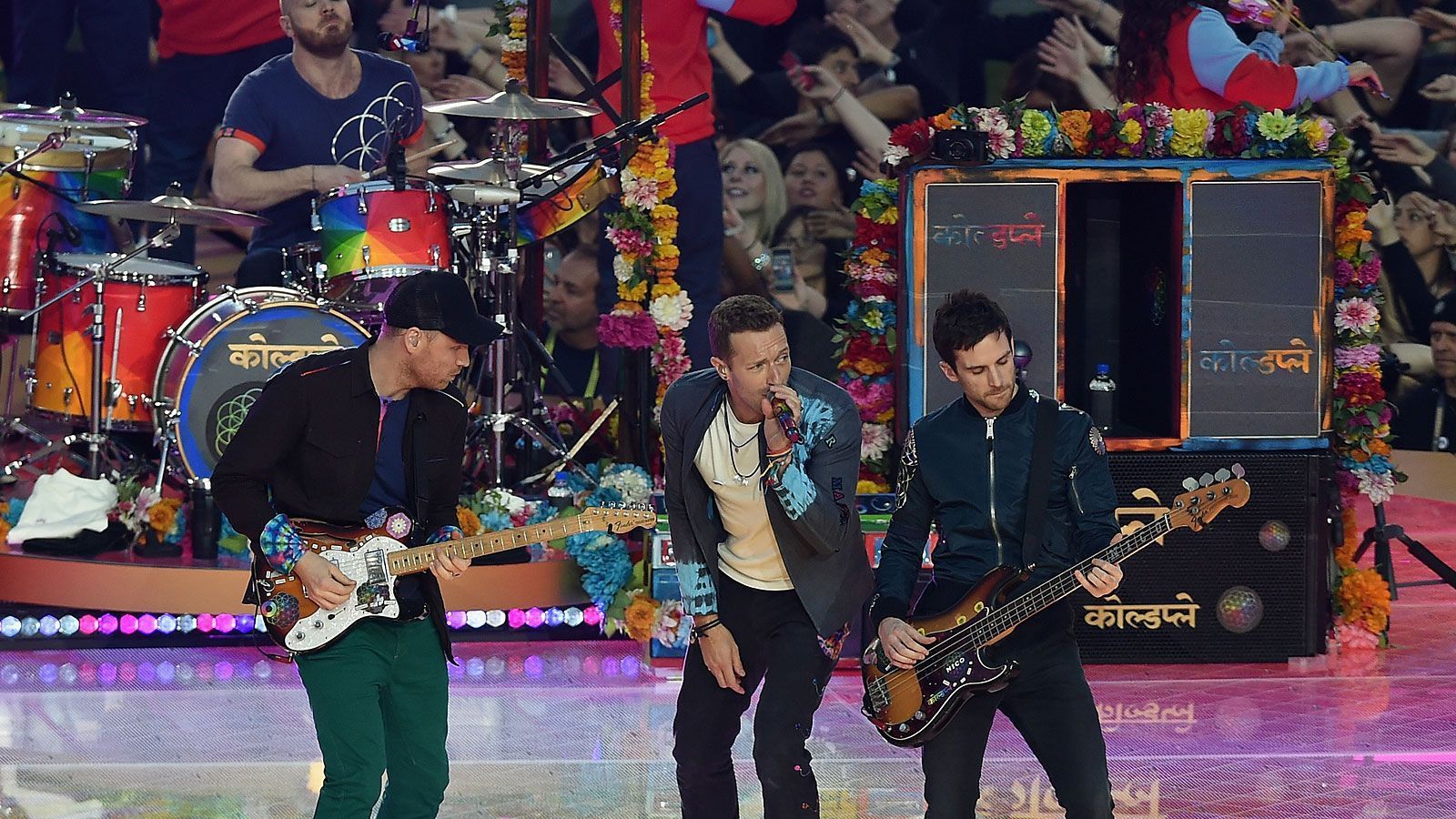 <strong>2016: Coldplay</strong><br>
                Beim Super Bowl 50 zwischen den Denver Broncos und Carolina Panthers ist Coldplay der Main Act. Zum Jubiläum des größten Einzelsportereignisses der Welt lässt die britische Band nicht nur ihre eigenen Hits erklingen, Chris Martin und Co. geben auch Highlights aus 50 Jahren Halftime Shows wie "Purple Rain" von Prince oder&nbsp; "Beautiful Day" von U2 zum Besten.
