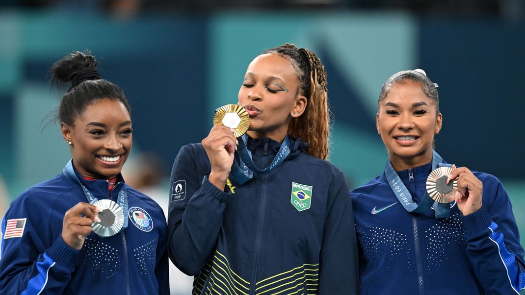 Turnerinnen des US-Teams Simon Biles (l,),&nbsp;Jordan Chiles (r.) und&nbsp;Rebeca Andrade aus Brasilien.