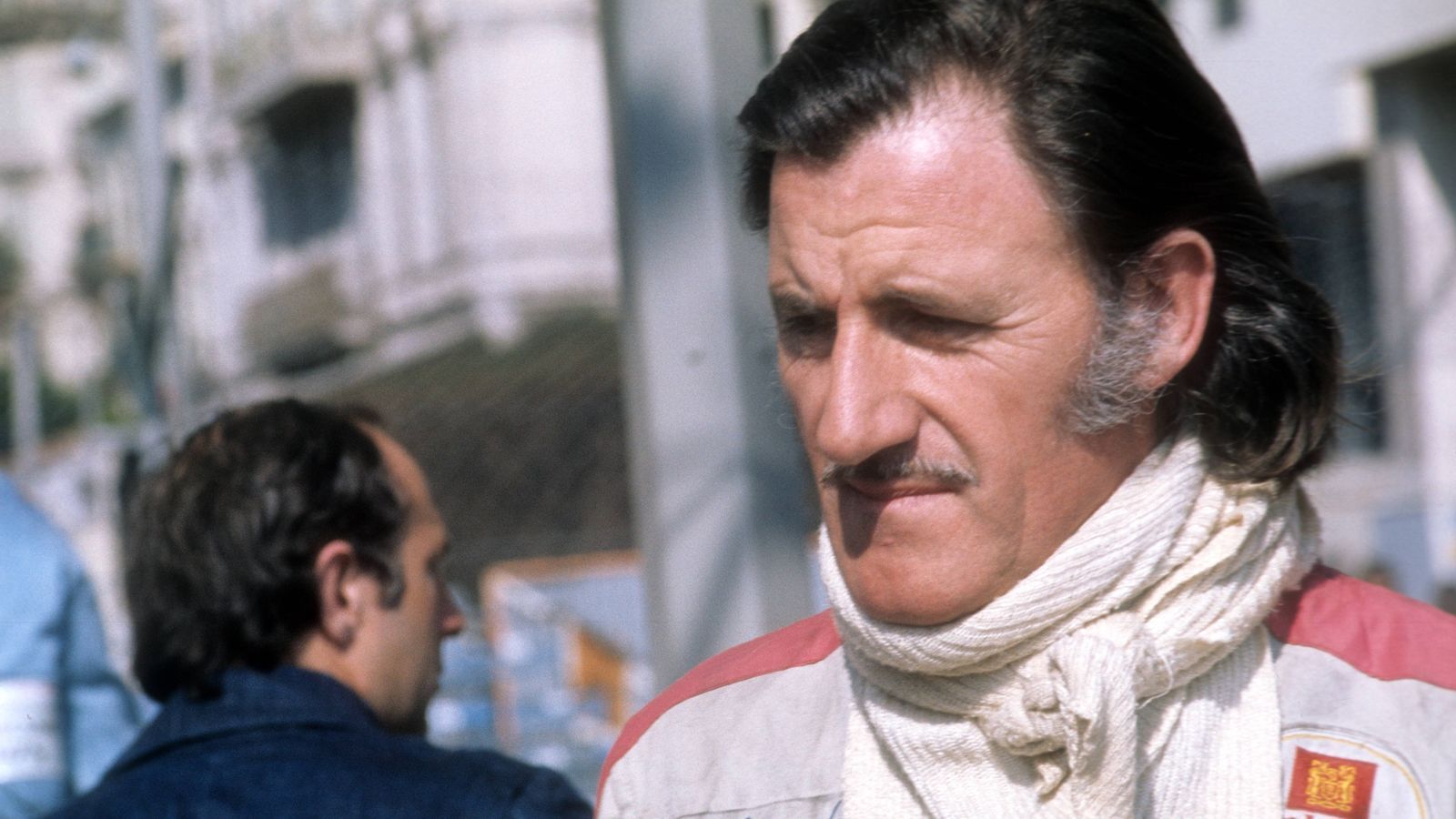 
                <strong>Graham und Damon Hill</strong><br>
                Der Apfel fällt nicht weit vom Stamm: Es gab nur zwei Fälle, bei denen der Titel in der Familie blieb. Die Hills sind einer davon. Graham Hill holte sich die Titel 1962 und 1968. Er setzte aber auch andere Maßstäbe: Als bislang einziger Fahrer gewann er die Triple Crown aus Indy 500, GP von Monaco und den 24 Stunden von Le Mans.
              