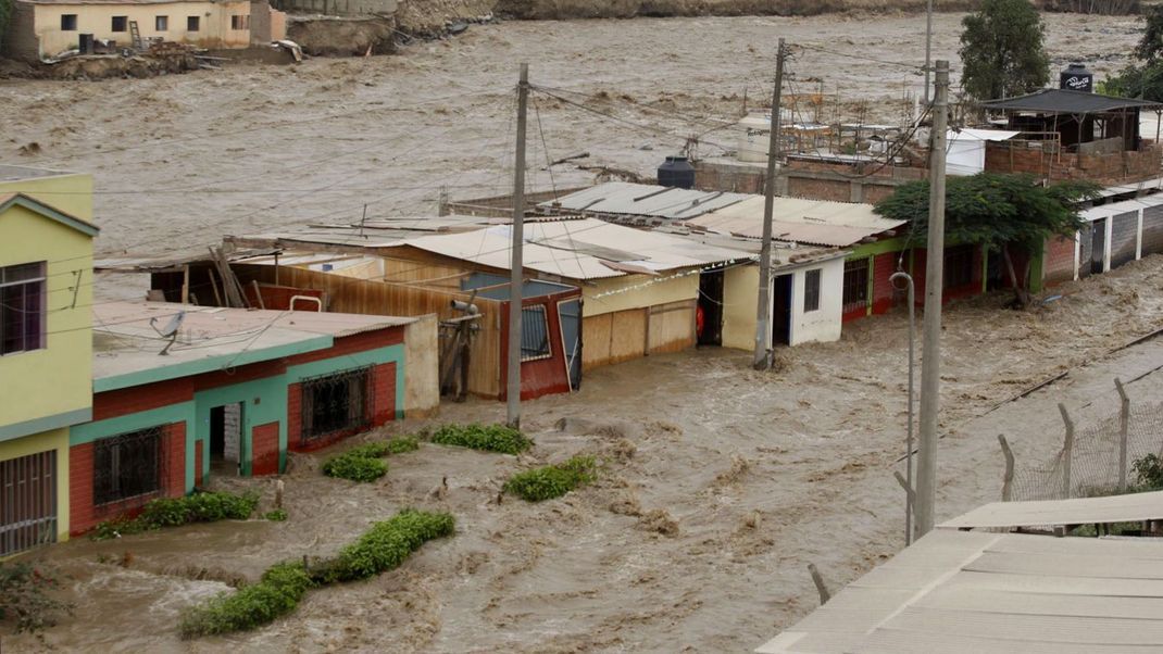 Reißende Fluten: Durch das Klimaphänomen El Niño kommt es in Südamerika zu außergewöhnlichem Starkregen.&nbsp;
