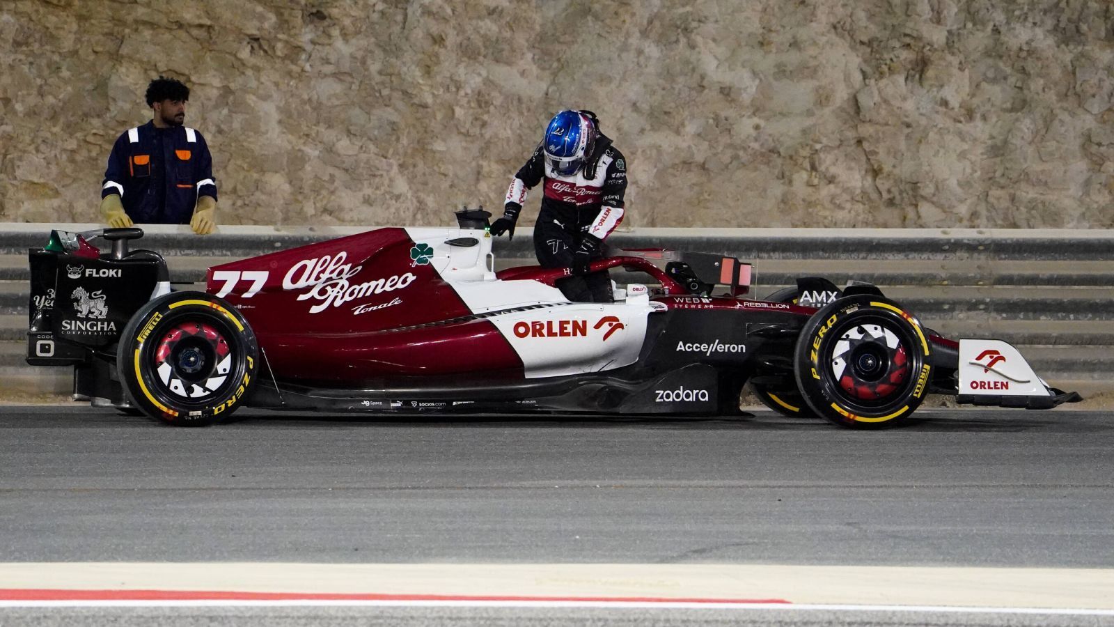 
                <strong>Platz 10: Alfa Romeo</strong><br>
                Bei den Winter-Testfahrten in Barcelona und Bahrain lief so ziemlich gar nichts für Alfa Romeo zusammen. Abgesehen vom Eröffnungstag in Bahrain, bei dem Valtteri Bottas sich zufrieden zeigte, hatte das Schweizer Team nur mit Problemen zu kämpfen. Alfa ist das Team, das die wenigsten Runden abspulte. Aktuell gibt es zudem einen Streit um das Mindestgewicht der Boliden - Alfa Romeo unterbietet die Untergrenze um drei Kilogramm. Ausgang offen.
              