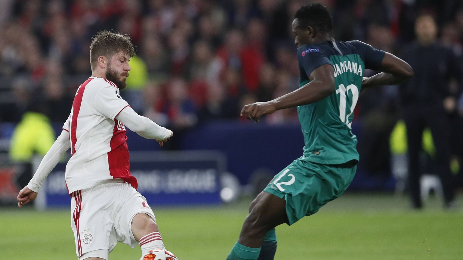 
                <strong>Victor Wanyama (Tottenham Hotspur)</strong><br>
                Den ersten Ajax-Schuss blockt der Kenianer, anschließend ist er beim rasanten Ajax-Kombinationsspiel aber zu oft auf verlorenem Posten und kann seiner Hintermannschaft keine Sicherheit bieten, Beim 0:2 lässt er Torschütze Ziyech unbehelligt einlaufen. Bleibt in der Halbzeit in der Kabine und wird durch Llorente ersetzt. ran-Note: 5
              