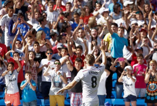 
                <strong>6.000 Fans feiern ihr neustes Mitglied</strong><br>
                6.000 Real-Fans kommen ins Stadion, um ihren neuen Mann zu begrüßen. Mit deutschen Spielern hat Madrid in den letzten Jahren gute Erfahrungen gemacht - Mesut Özil und Sami Khedira schlugen vor vier Jahren sofort ein.
              