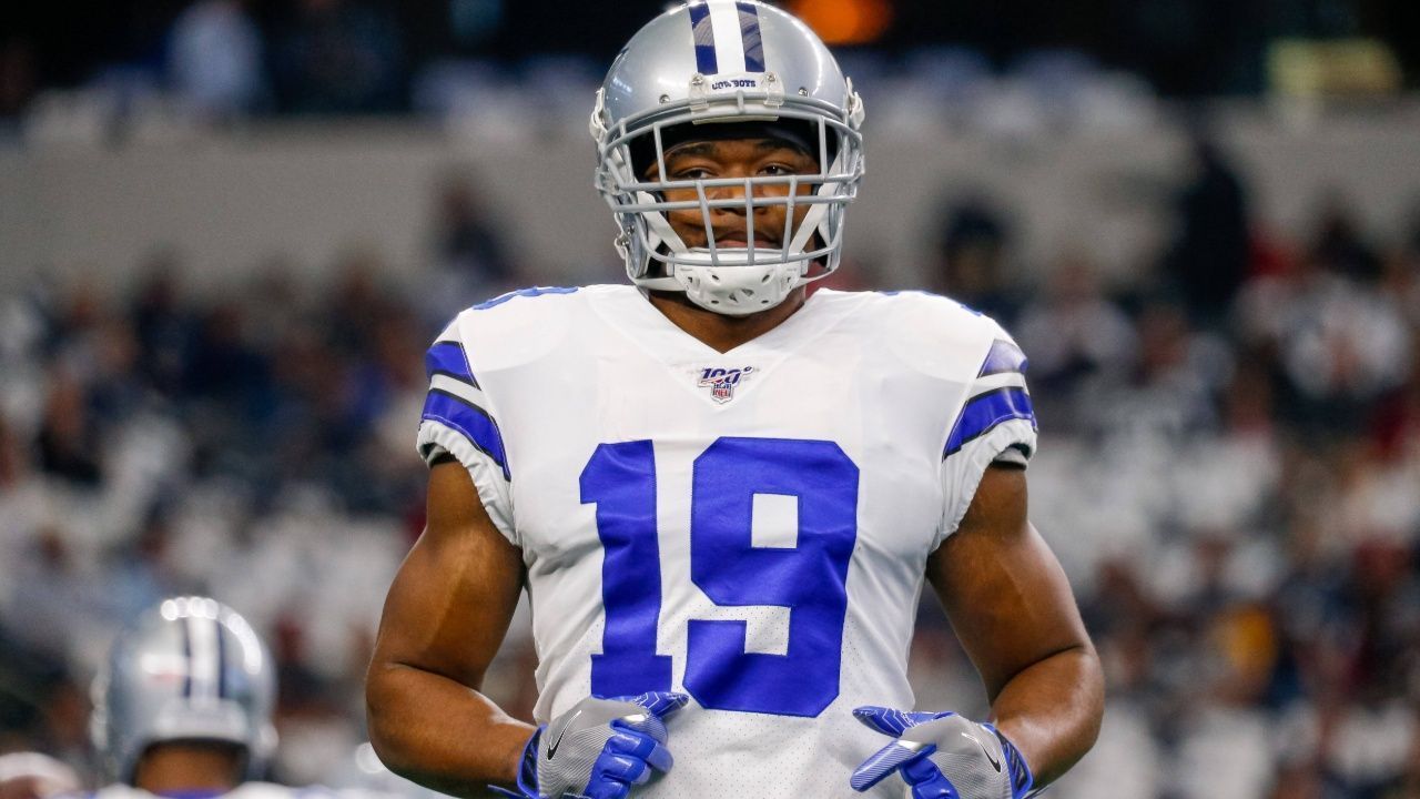 
                <strong>Amari Cooper (Dallas Cowboys) </strong><br>
                Die damaligen Oakland Raiders suchten im Draft 2015 eine Anspielstation für Franchise-Quarterback Derek Carr. An vierter Stelle wählte das Team Amari Cooper aus. Gleich in seiner Rookie Saison knackte Cooper die 1000-Yards-Marke (sechs Touchdowns) und stellte damit einen neuen Franchise-Rekord auf. In seiner zweiten Saison übertraf er die Zahlen sogar und kam auf 1153 Receiving Yards (fünf Touchdowns). Nach einer eher enttäuschenden dritten Saison sowie einem holprigen Start in die vierte, tradeten ihn die Raiders zu den Dallas Cowboys für einen Erstrunden-Pick. Dort konnte er wieder an alte Leistungen anknüpfen. ran Einschätzung: Starke erste Jahre und zuletzt die Entwicklung zu einem der besseren Wide Receiver in der NFL. Cooper konnte seinen Erstrundenpick rechtfertigen. 
              