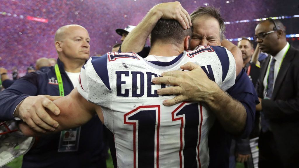 
                <strong>Julian Edelman ohne Zukunft bei den Patriots? Sieben potenzielle Abnehmer</strong><br>
                "Es ist zu früh, um über Personalien für das nächste Jahr zu sprechen", sagte Bill Belichick, Head Coach der New England Patriots, dem Sender "CBS" auf die Frage, ob Julian Edelman in der kommenden Saison noch sein Spieler ist. Das klingt nicht sehr euphorisch. Die Patriots könnten Edelman ohne großes Dead Cap entlassen. Bereits vor dem Spiel gegen die Buffalo Bills stellte NFL-Insider Ian Rapoport Edelmans Zukunft in Frage, wie ran.de bereits berichtete. Doch wenn Edelman weiterspielt und das nicht bei den Pats, wo dann? ran.de nennt sieben potenzielle Abnehmer für den ehemaligen Super-Bowl-MVP.
              