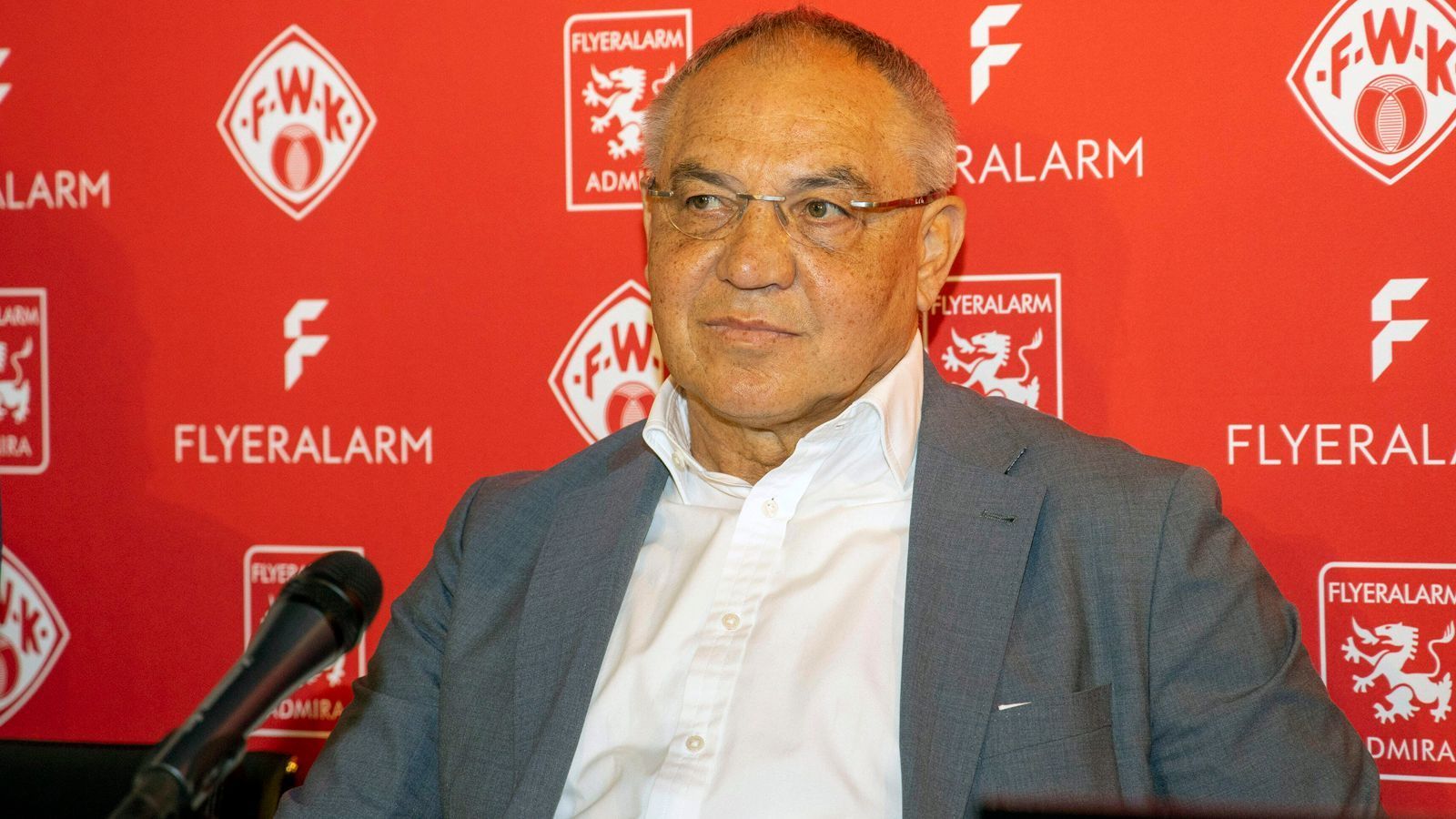 
                <strong>Felix Magath (Flyeralarm Global Soccer Würzburger Kickers)</strong><br>
                Mit 66 Jahren ist der Ex-Bayern- und Wolfsburg-Meistertrainer Felix Magath zurück im Fußball-Geschäft. Er heuert beim Drittligisten Würzburger Kickers als "Flyeralarm Global Soccer" an, kümmert sich damit um die Geschicke von gleich zwei Klubs. Neben den Würzburgern wird Magath auch beim österreichischen Erstligisten Admira Wacker Mödling (ebenfalls von Flyeralarm gesponsert) mitarbeiten. "Für uns als Verein ist es ein großes Glück, dass Felix Magath uns ab sofort mit seiner Erfahrung unterstützen wird. Wir wollen uns weiterentwickeln und seine Kontakte und seine Erfahrung werden uns dabei helfen, unsere aktuellen und unsere künftigen Ziele zu erreichen", sagte Würzburgs Vorstandvorsitzender Daniel Sauer. Die Zielsetzung bei den Kickers ist klar. "Wir wollen wieder zurück in die 2. Liga", sagte Magath. Derzeit liegt Würzburg nach 20 Spielen mit 27 Punkten in der 3. Liga auf Platz 13.
              