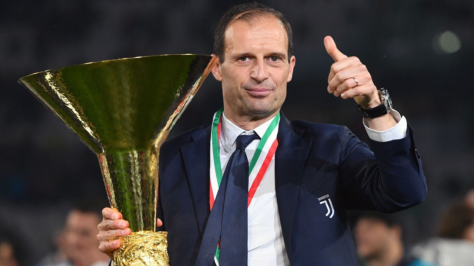 
                <strong>Massimiliano Allegri (vereinslos)</strong><br>
                Mit Massimiliano Allegri wird neben Ancelotti noch ein weiterer Italiener bei Arsenal gehandelt - aber wohl vergeblich. Der frühere Meistertrainer von Juventus Turin sagte nämlich zuletzt via "ESPN" ab, zumindest für einen sofortigen Einstieg bei den "Gunners". "Als klar wurde, dass die Beziehung zu Juventus endet, gab es die Entscheidung, ein Jahr auszusetzen", erklärte Allegri dem TV-Sender in einem Interview. Im Sommer 2019 trennte sich die "Alte Dame" von Allegri, der mit Juve fünf Meistertitel in Folge einfahren konnte und ersetzte ihn durch Maurizio Sarri.
              