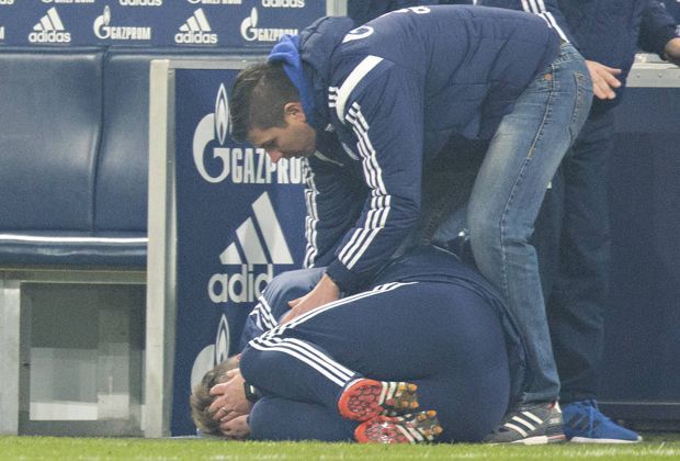 
                <strong>Hübscher krümmt sich am Boden</strong><br>
                Bei Schalkes 1:2-Niederlage gegen den 1. FC Köln sackt Co-Trainer Sven Hübscher in der Schlusspahse auf einmal zu Boden. Der Assistenzcoach ist von einem harten Gegenstand getroffen worden und krümmt sich vor Schmerzen.
              