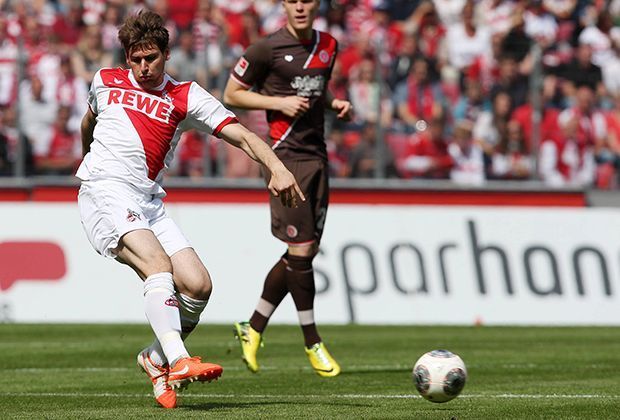 
                <strong>1.FC Köln: Heimtrikot</strong><br>
                Der 1.FC Köln mit Patrick Helmes hat sein neues Heimtrikot im letzten Spiel der Saison 2013/14 schon mal Probe getragen.
              