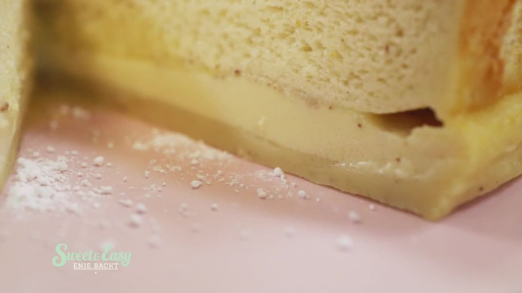 So sollte der Kuchen nach dem Backen aussehen! Aus einem Teig sind drei Schichten geworden: Ein dünner Boden, Pudding in der Mitte und fluffiger Teig.