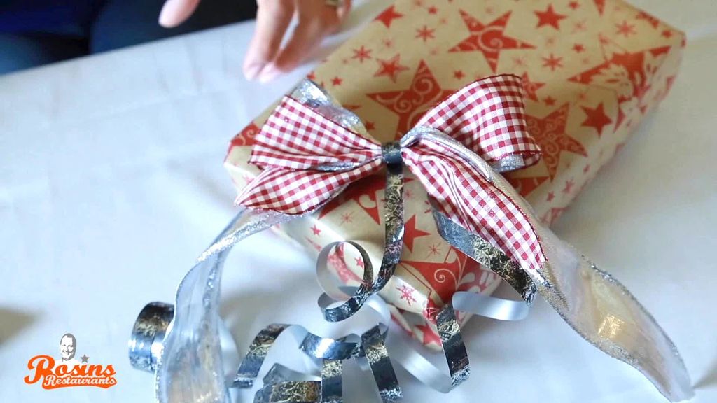Geschenkschleifen binden für Weihnachten