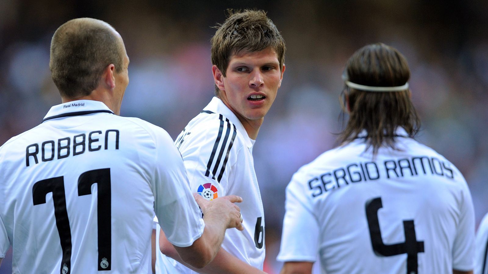 
                <strong>Klaas-Jan Huntelaar</strong><br>
                Noch so ein Opfer von Florentino Perez. Als Klaas-Jan Huntelaar im Januar 2009 zu den "Königlichen" kam, sollte er eigentlich Ruud van Nistelrooy beerben. Doch dann trat Ramon Calderon als Präsident zurück und Trainer Bernd Schuster wurde gefeuert. Zudem durfte Real für die Champions League nur einen Spieler nachnominieren und die Wahl fiel auf Lassana Diarra statt auf den "Hunter". Als dann auch noch Florentino Perez zurück auf den "königlichen Thron" stieg, war das Schicksal des heutigen Ajax-Angreifers endgültig besiegelt. Wie Landsmann Robben galt Huntelaar als Ballast und durfte sich nur sechs Monate nach seiner Verpflichtung einen neuen Klub suchen. Trotzdem blickt der langjährige Goalgetter des FC Schalke 04 ohne Gram auf die Zeit in Madrid zurück, wie er 2013 im "De Telegraaf" verriet: "Das ist ein großartiger Verein mit einigen tollen Menschen. Es war ein wunderbares Gefühl, Tore für Real zu schießen, vor allem vor den Fans im Bernabeu."
              