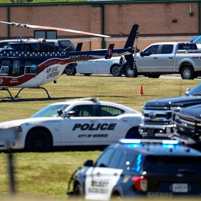 Bei einem Schusswaffenangriff an einer Schule im US-Bundesstaat Georgia sind zwei Menschen getötet worden. 