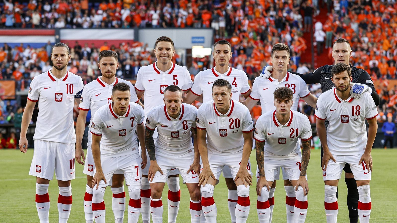 
                <strong>Polen - "Biało-Czerwoni"</strong><br>
                Die Polen um Kapitän Robert Lewandowski hören im Fußball auf den Spitznamen "Biało-Czerwoni", also die Weiß-Roten.
              